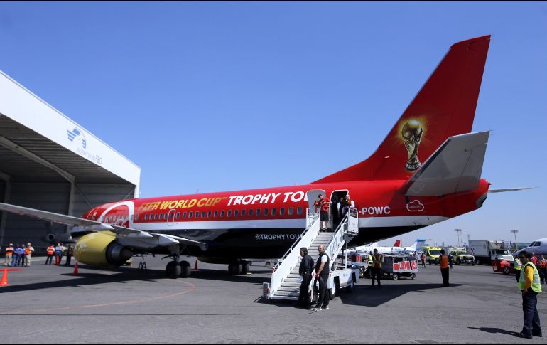 El avión que traslada el trofeo se ve en el Aeropuerto Internacional de Guadalajara. AFP/U. Ruiz