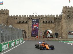 El español del equipo McLaren no podrá salir entre los diez primeros en la carrera que  se disputa en el circuito urbano de Bakú tras terminar en el lugar 13. EFE / Z. Kurtskidze
