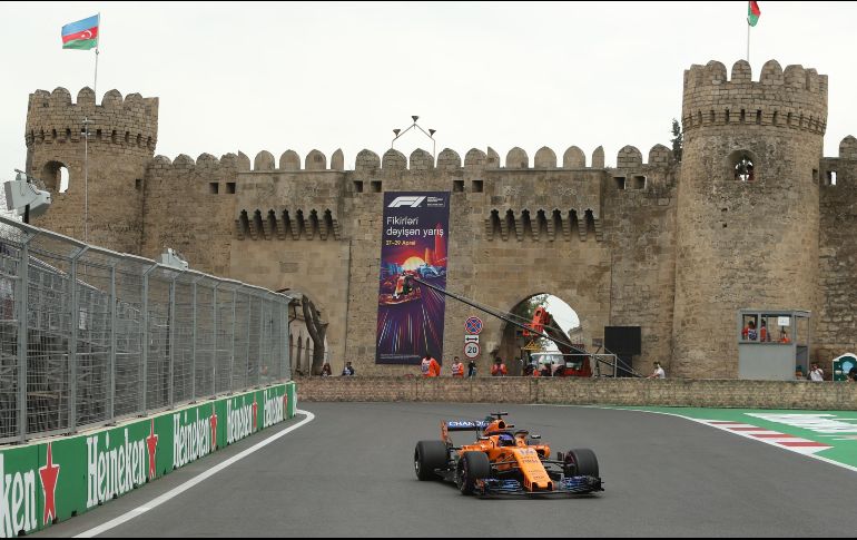 El español del equipo McLaren no podrá salir entre los diez primeros en la carrera que  se disputa en el circuito urbano de Bakú tras terminar en el lugar 13. EFE / Z. Kurtskidze