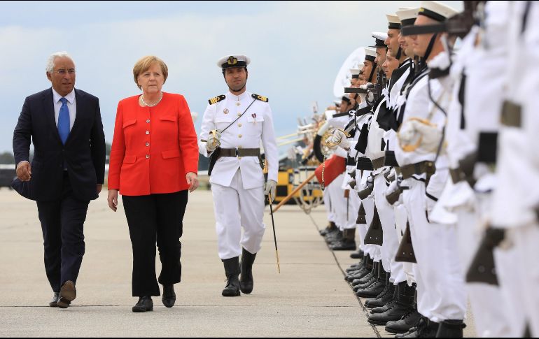 Merkel fue recibida por el primer ministro Antonio Costa. EFE / M. Arujo