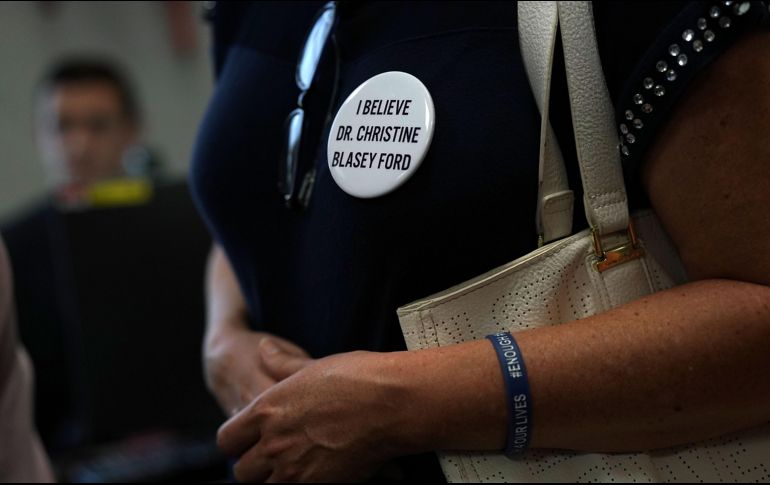 Activista usa un pin en apoyo a Christine Blasey Fod, quien acusó al juez Kavanaugh de agresión sexual en una fiesta hace 35 años. AFP / ARCHIVO
