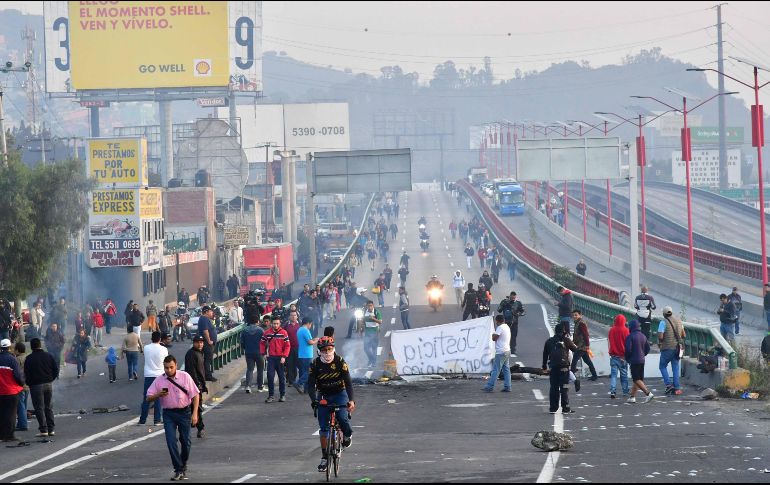 Vecinos de la zona mantienen bloqueada la autopista México-Pachuca desde las primeras horas de este lunes. SUN / H. García