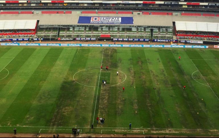 El pasto híbrido que se colocó en el Estadio Azteca no ha mostrado su mejor versión y el sábado pasado regaló esta imagen para el juego entre Cruz Azul y Lobos BUAP. EL UNIVERSAL