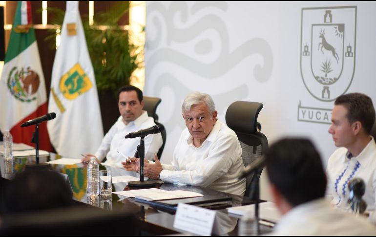 El presidente electo, Andrés Manuel López Obrador, encabezó una reunión  con los gobernadores de Chiapas, Campeche, Tabasco, Yucatán y Quintana Roo para impulsar los trabajos del Tren Maya. NOTIMEX/Prensa AMLO