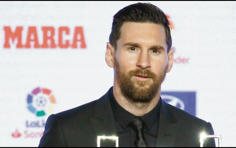 Lionel Messi muestra su trofeo de máximo goleador de la Liga de España. EFE