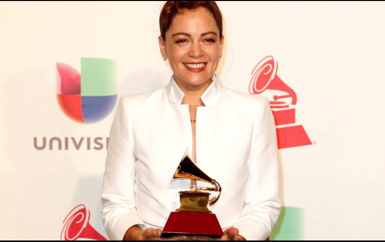 En su cuenta de Instagram, la mexicana se dice agradecida y sorprendida por el galardón a su disco Musas. EFE / M. Nelson
