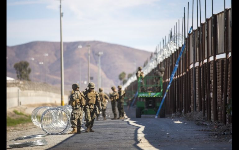 Marines colocan alambre de púas en una barrera en Otay Mesa, California, fronteriza con Tijuana, el 14 de noviembre.  ESPECIAL/US Marine Corps/Sgt. Brandon Maldonado