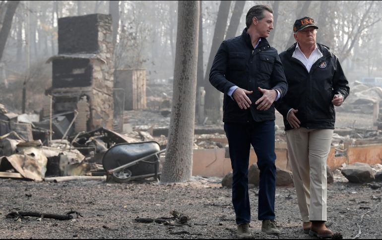 El demócrata Gavin Newsom, gobernador electo de California, y Donald Trump, recorrieron las áreas dañadas. AP/E. Vucci