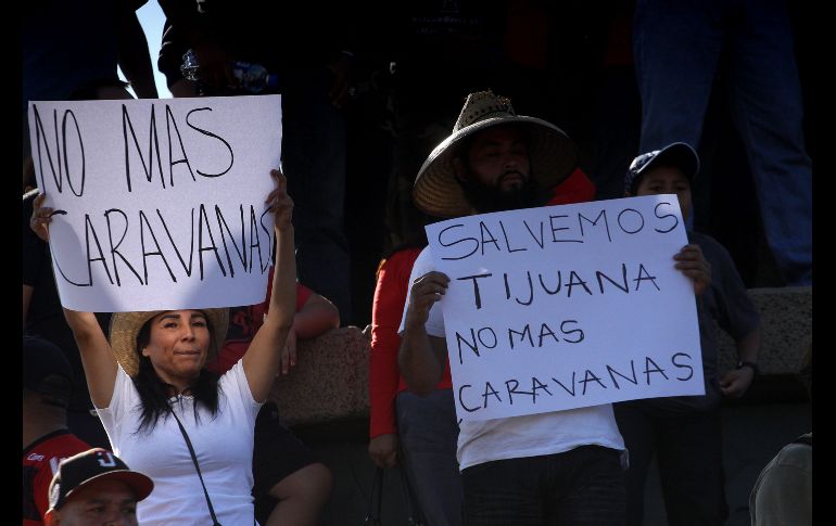 Con letreros y consignas se expresaron en contra de las caravanas de centroamericanos.