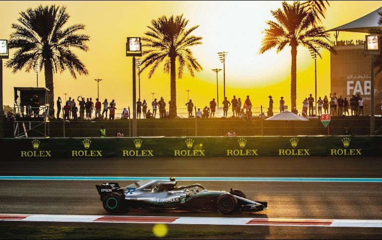 Valtteri Bottas conduce su Mercedes durante las segundas prácticas libres para el Gran Premio de Abu Dhabi, última carrera de la temporada. EFE