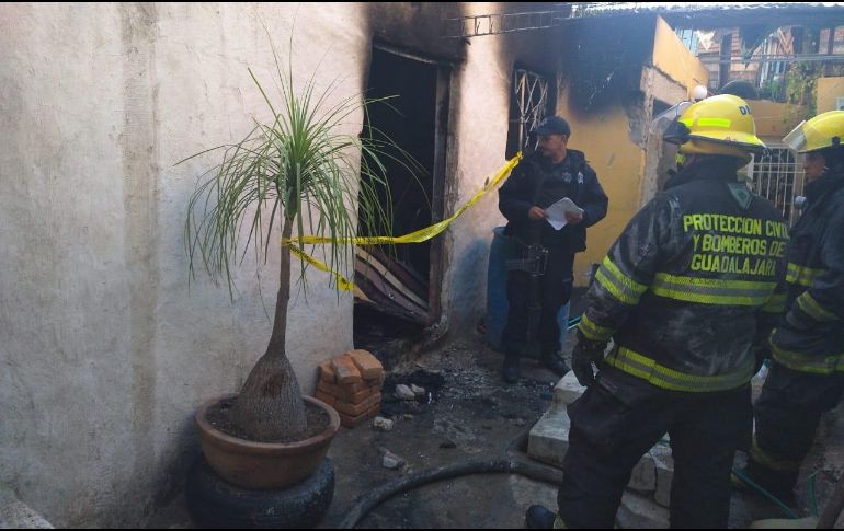 En el interior de uno de los cuartos del domicilio fueron encontrados los cuerpos de dos personas sin vida entre 25 y 30 años. ESPECIAL / Bomberos Guadalajara