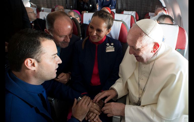 El Papa Francisco (d) celebra el matrimonio de los tripulantes Carlos Ciuffardi (i) y Paula Podest Ruiz (2-d) frente a un testigo el 18 de enero, durante el vuelo que lleva al pontífice desde Santiago hacia Iquique, en el marco de una visita a Chile.