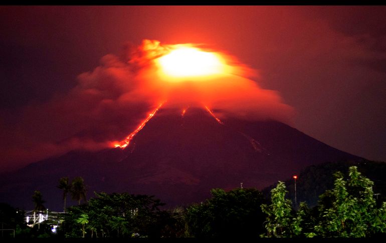 El volcán Mayón arroja lava, en una toma del 15 de enero desde Ciudad Legazpi, Filipinas. La actividad del volcán provocó la evacuación de más de 68 mil personas.