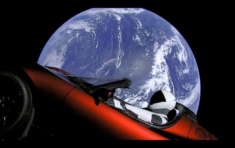 El Tesla de Elon Musk, el primer vehículo deportivo en ser enviado al espacio, se observa durante el primer vuelo de prueba del cohete Falcon Heavy de la compañía SpaceX, el 6 de febrero. AP/SpaceX