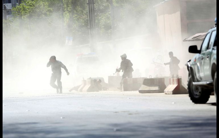 Fuerzas de seguridad huyen del sitio de un ataque suicida en Kabul, Afganistán, luego de una segunda explosión el 30 de abril. Al menos 25 personas, entre ellas nueve periodistas, murieron en dos atentados en la capital agfana, el segundo de los cuales estuvo dirigido contra la prensa. AP/M. Hossaini