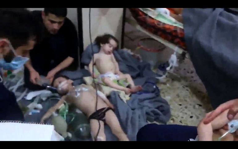 Imagen de un video que muestra a voluntarios auxiliando a niños en la ciudad siria de Duma el 8 de abril, tras un presunto ataque químico. AFP/Defensa Civil siria
