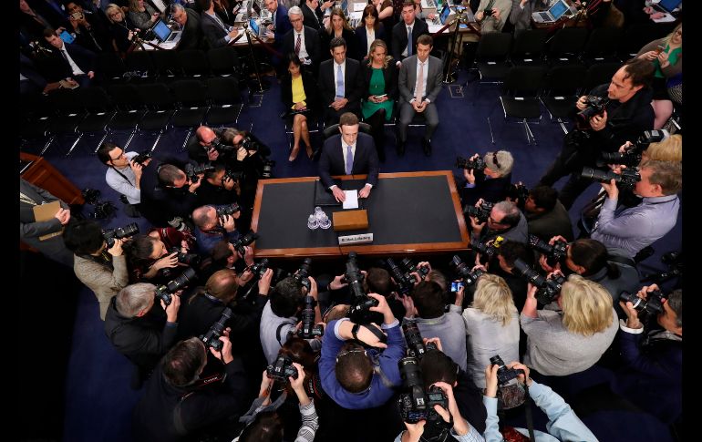 El fundador de Facebook, Mark Zuckerberg, acude el 10 de abril a testificar ante comités del Congreso estadounidense en Washington, sobre el uso de datos de usuarios de Facebook en las elecciones de 2016. AP/P. Martínez