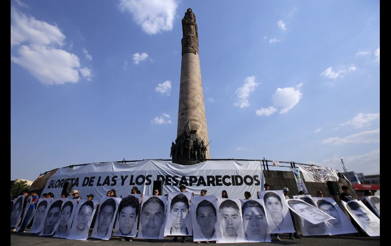 Familiares y amigos de desaparecidos se manifiestan en la Glorieta de los Niños Héroes en Guadalajara el 19 de abril, para exigir el regreso de los tres estudiantes del CAAV desaparecidos en Tonalá el 19 de marzo. Autoridades afirmaron días después que los tres estudiantes fueron asesinados por una célula criminal. AFP/U. Ruiz