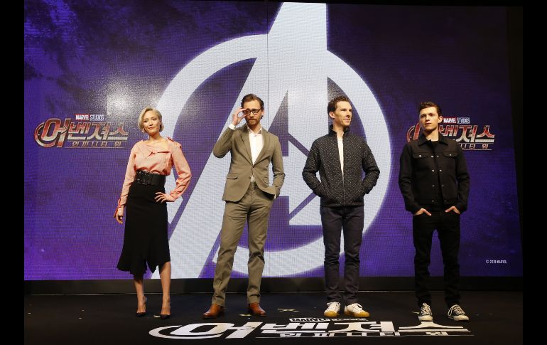 Los actores Pom Klementieff  (i-d), Tom Hiddleston, Benedict Cumberbatch y Tom Holland, posan el 11 de abri, durante la rueda de prensa del estreno de la película 