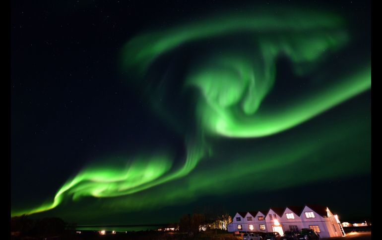 Una aurora boreal ilumina el cielo islandés entre Jokullsarlon y Hofn, el 7 de octubre. AFP/M. Suarez