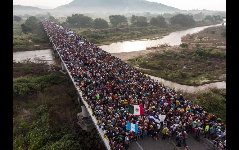 Migrantes centroamericanos caminan en  Arriaga, Chiapas, el 27 de octubre. La caravana migrante busca llegar a Estados Unidos. AFP/G. Arias