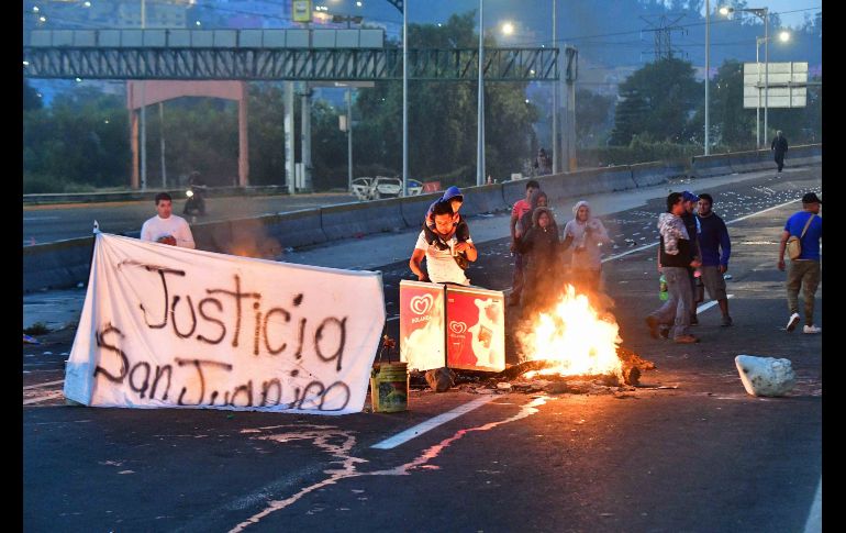 Pobladores de San Juanico, en el Estado de México, cierran la autopista México-Pachuca el 12 de noviembre, luego del operativo de policías de la Ciudad de México en calles de la población. SUN/H. García
