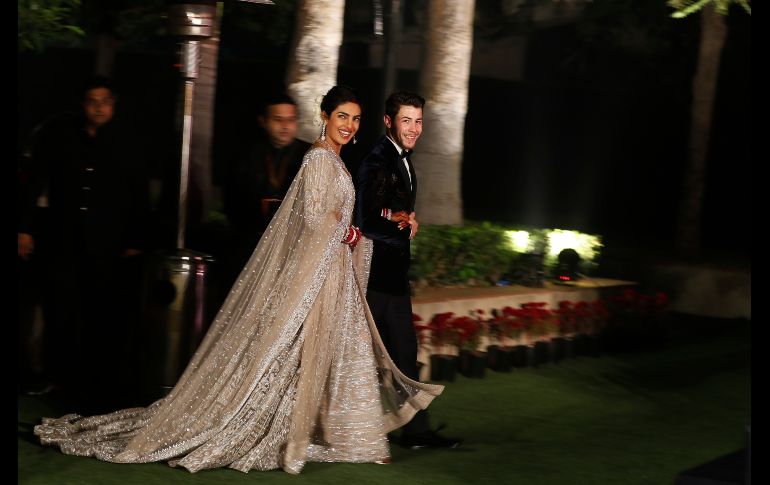 La actriz de Bollywood Priyanka Chopra y el músico estadounidense Nick Jonas llegan a una de las recepciones de su boda en Nueva Delhi, India, el 4 de diciembre. AP/A. Qadri