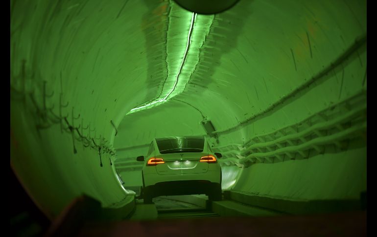 Un vehículo Tesla conduce para una prueba el 18 de diciembre en Los Ángeles, California, durante la presentación de un túnel de transporte subterráneo, que permite circular a 240 kilómetros por hora, por parte del inventor Elon Musk. AFP/R. Beck