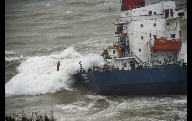 Un integrante de la tripulación de una embarcación es rescatado cerca de la costa de Sile, Turquía, el 19 de diciembre. Dieciséis tripulantes del buque de carga 