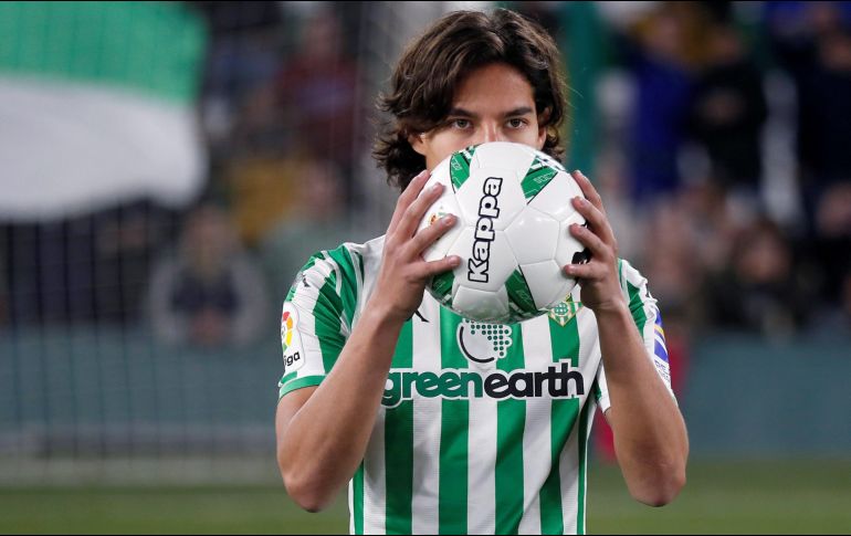 El técnico del Betis, Quique Setién, que el joven mexicano tome ritmo lo más rápido y sea parte constante del plantel. EFE / J. M. Vidal