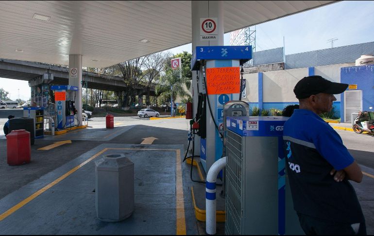 Pemex detalló que este domingo llegarán a la Entidad 45 mil barriles adicionales a los que se seguirán abasteciendo por auto-tanques de Manzanillo y Mazatlán. EFE / ARCHIVO
