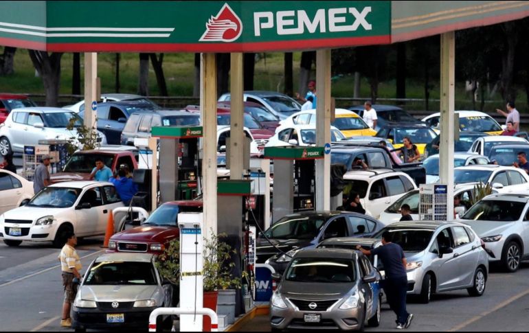 Llaman a los automovilistas a hacer uso racional de sus autos para permitir que se eleven las reservas en las terminales y las estaciones de servicio. AFP/U. Ruiz