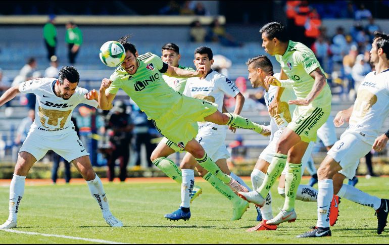 Juan Pablo Vigón cabecea el balón que terminó en las redes de Pumas. Fue el 2-1. EFE