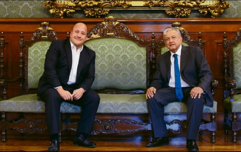 El gobernador de Jalisco, Enrique Alfaro, presumió que Andrés Manuel López Obrador le mostró el Palacio Nacional. “No todos los días el Presidente te acompaña (…). En verdad le agradezco las atenciones que tuvo conmigo”. FACEBOOK/EnriqueAlfaroR