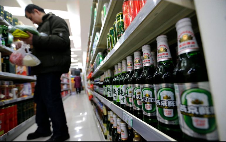 El alcohol ilícito es barato, y a menudo es adulterado para incrementar su potencia. REUTERS/J. Lee