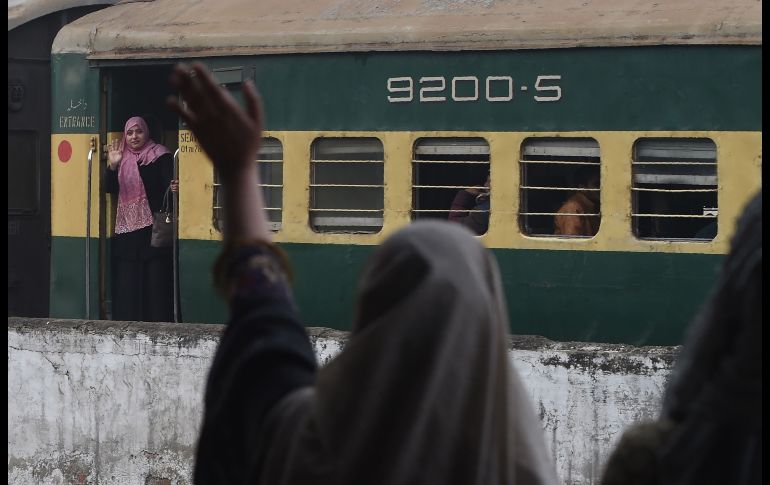 Una pasajera saluda desde el tren Samjhauta Express en Lahore, Pakistán, luego de que el servicio se restableció tras días de tensión entre India y Pakistán. El tren circula entre las ciudades indias de Nueva Delhi y Attari, y Lahore. AFP/A. Ali