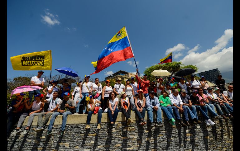 Simpatizantes del líder opositor y autoproclamado presidente de Venezuela, Juan Guaidó, esperan su regreso a Caracas. AFP/M. Delacroix