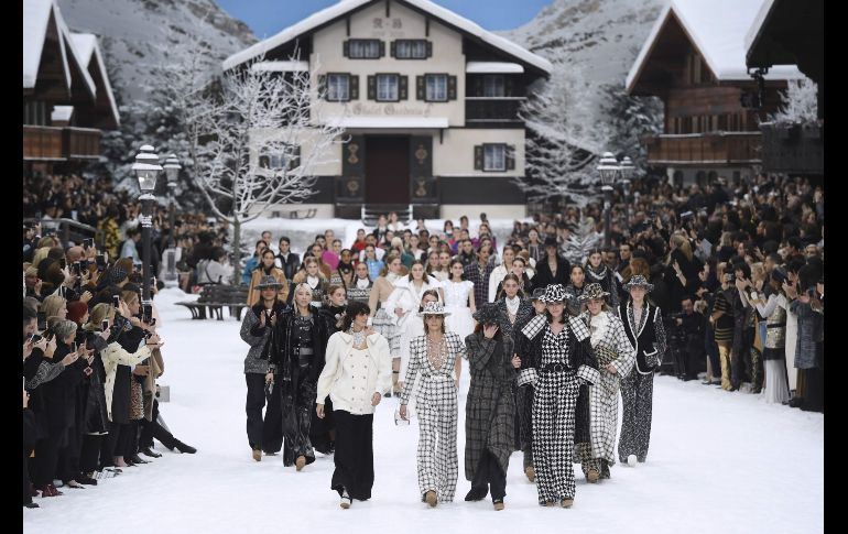 Modelos reaccionan en el tributo a Karl Lagerfeld, el fallecido diseñador de Chanel, al final de la presentación de la colección de la casa francesa en el Grand Palais de París. AFP/C. Archambault