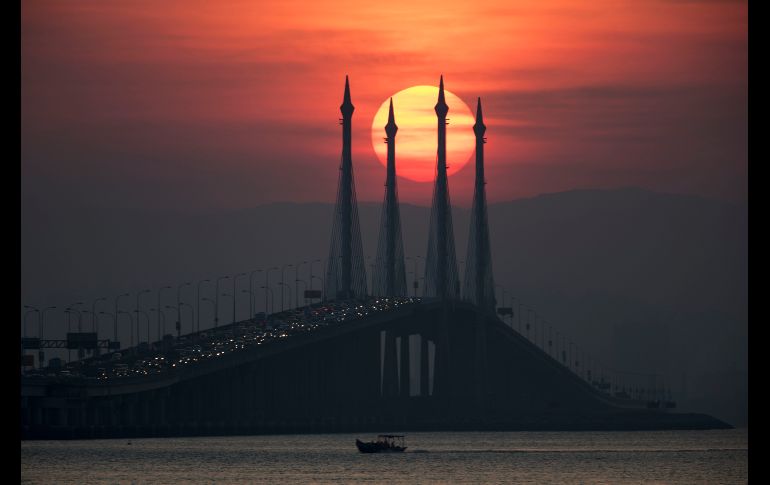El Sol sale sobre el puente Penang en la isla malasia de Penang. AP/V. Thian