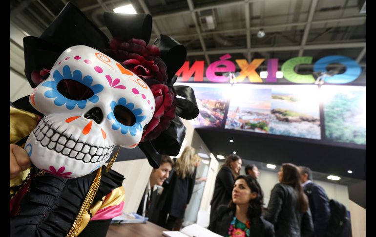 Visitantes asisten al espacio de exposición dedicado a México en la Feria Internacional de Turismo de Berlín, en Alemania. Alrededor de 10 mil empresas de 181 países y regiones presentan sus nuevas ofertas del sector del 6 al 10 de marzo. EFE/F. Trueba