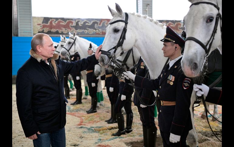 El presidente ruso Vladimir Putin habla con oficiales durante una visita a una unidd de la policía montada en Moscú. AP/Sputnik/A. Nikolsky