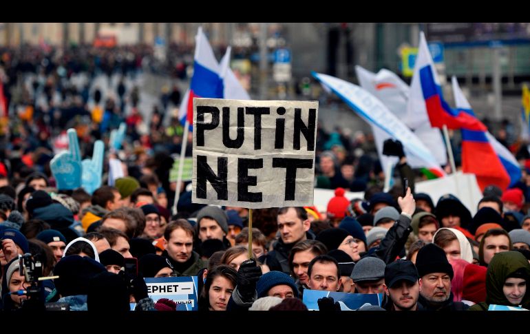 Manifestantes marchan en en Moscú para exigir libertad de internet en Rusia. Miles protestaron en varias ciudades contra las políticas restrictivas de internet. AFP/A. Nemenov