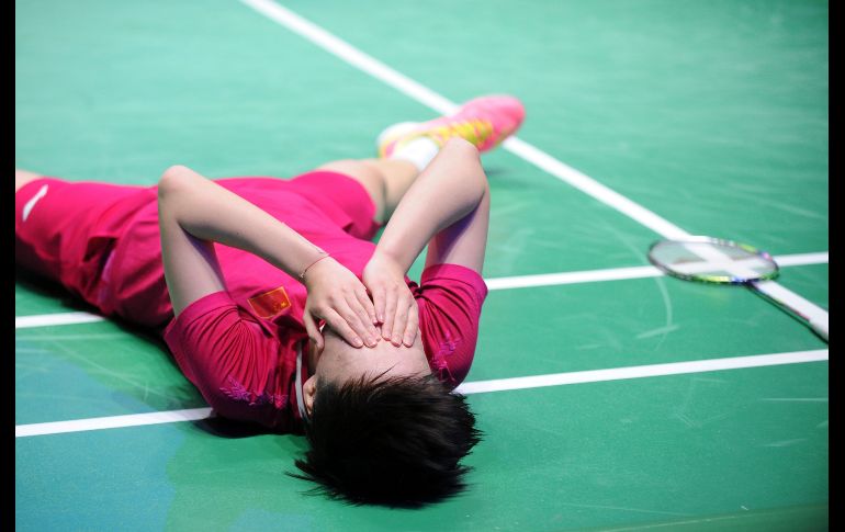 La china Chen Yufei recciona tras vencer a la taiwanesa Tai Tzu Ying en la final del Abierto de bádminton en Birmingham, Inglaterra. AP/R. Vieira