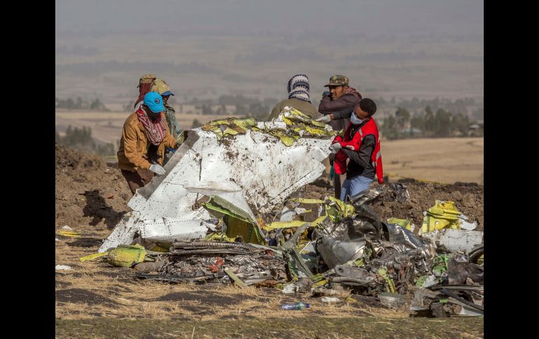 Rescatistas laboran en el sitio donde ayer se estrelló un avión de Ethiopian Airlines cerca de Bishoftu, Etiopía. En el accidente fallecieron las 157 personas a bordo. AP/M. Ayene