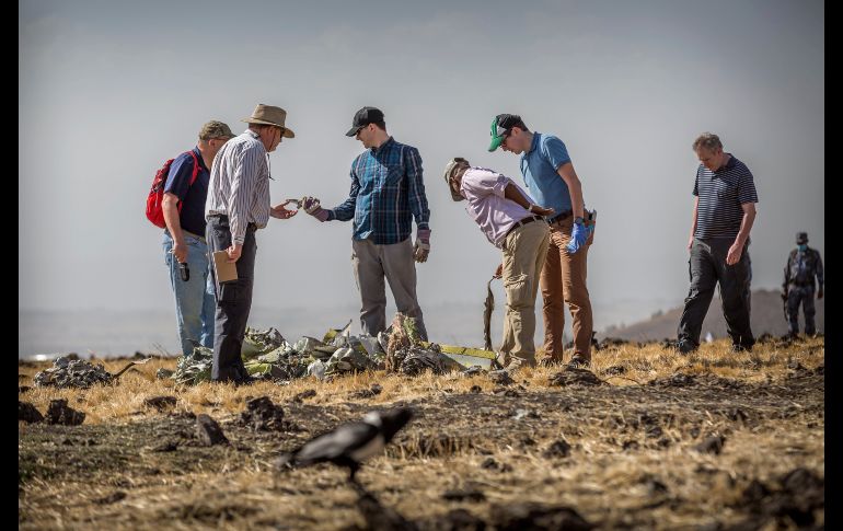 Investigadores extranjeros examinan escombros en el sitio donde se estrelló un avión de Ethiopian Airlines en Bishoftu, Etiopía. AP/M. Ayene