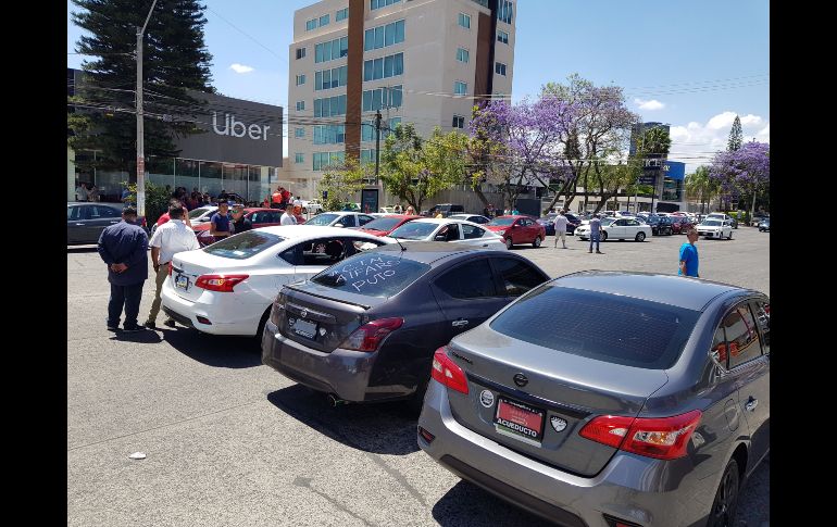 Otro grupo de conductores fueron a plantarse afuera de las oficinas de la empresa en avenida Plan de San Luis. EL INFORMADOR / S. Rodríguez