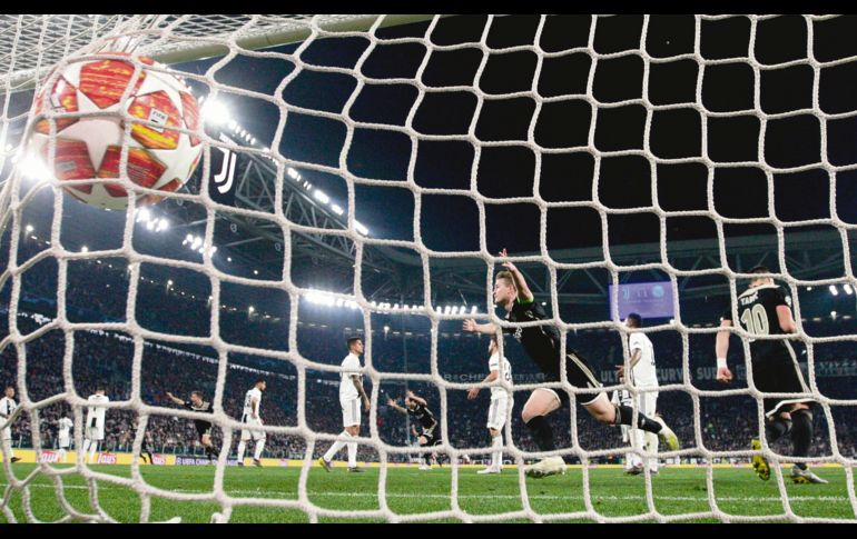 Matthijs de Ligt mece las redes con el segundo gol del Ajax, que obligaba a la Juventus a marcar dos que nunca llegaron. AP