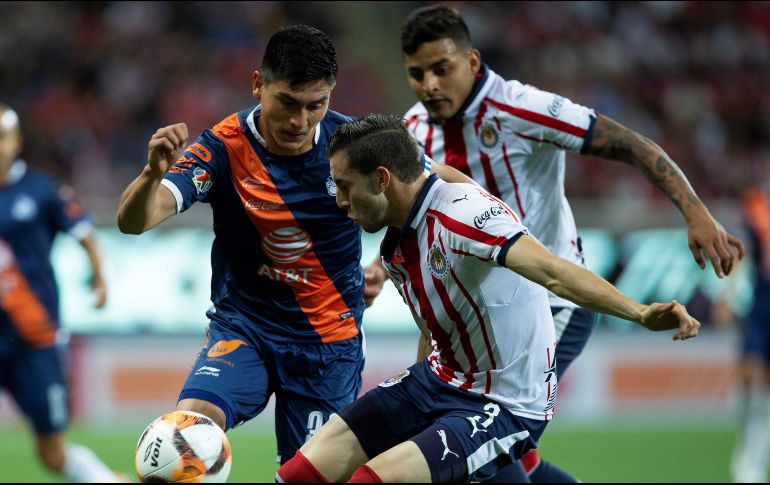 El jugador de Chivas, Manuel Mayorga (d), disputa el balón con Vladimir Loroña (i), de Puebla. EFE/F. Guasco