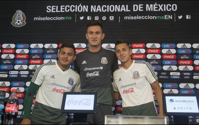 Vega (I) y Gudiño (C) aparecieron en conferencia de prensa junto a Roberto Alvarado (D), de Cruz Azul. MEXSPORT/A. Macías