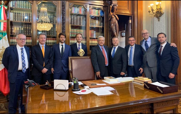 López Obrador se ve en su despacho en Palacio Nacional acompañado por Christian Rojkjaer y otros directivos de la empresa, así como del secretario de Hacienda, Carlos Urzúa Macías. TWITTER@lopezobrador_